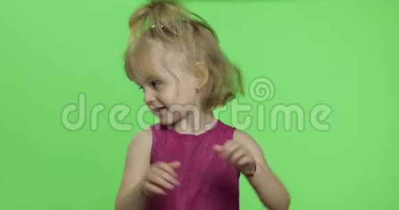 穿紫色衣服的女孩说了些什么快乐的四岁孩子铬键视频的预览图