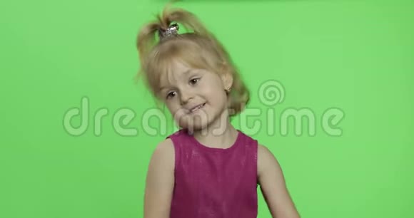穿紫色衣服的女孩说了些什么快乐的四岁孩子铬键视频的预览图