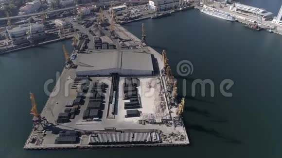 海上商船停泊用起重起重机建造商船码头视频的预览图