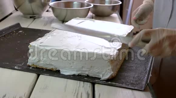 面包师用鲜奶油覆盖蛋糕视频的预览图