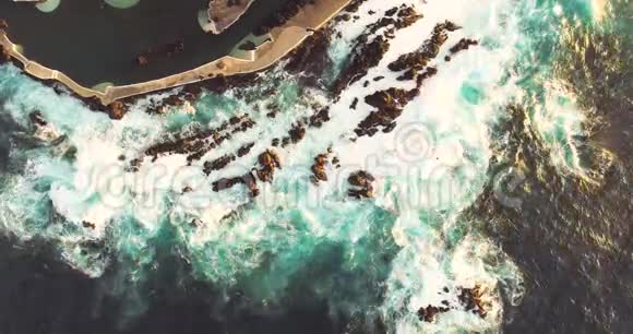 马德拉岛莫尼兹港自然游泳池的鸟瞰图视频的预览图