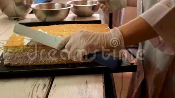 面包师在蛋糕上涂白奶油视频的预览图