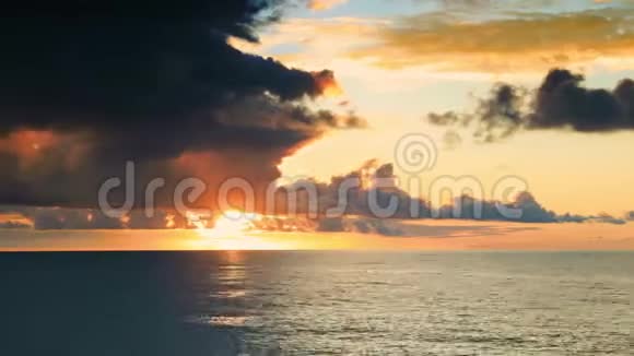 在飓风和黑海上空的日落中可以看到戏剧性的天空格鲁吉亚视频的预览图
