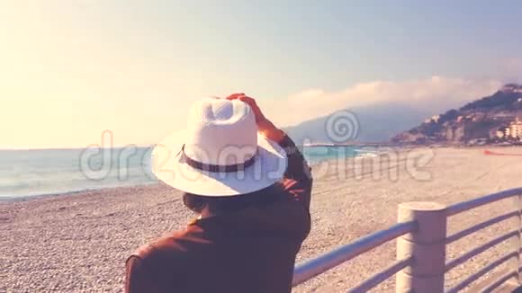 戴帽子看海的女人视频的预览图