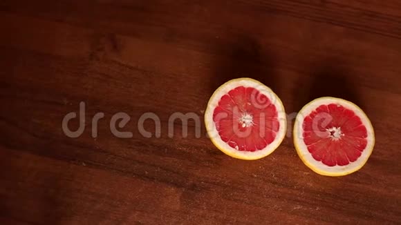 木制背景的新鲜葡萄柚慢点视频的预览图