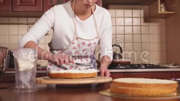 一位年轻的烹饪博主准备了一个蛋糕这位女士涂上了甜奶油视频的预览图