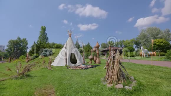 美洲原住民住房美洲原住民帐篷在绿色的草坪上散步视频的预览图