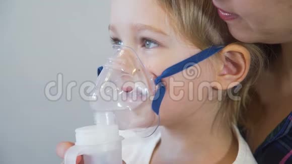 小女孩用雾化器吸入视频的预览图