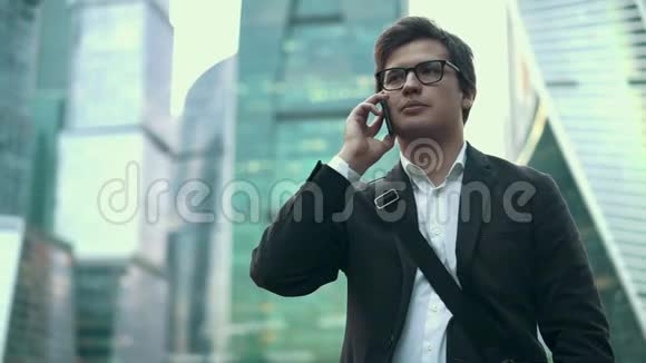 自信的年轻商人在莫斯科市打电话夏天视频的预览图