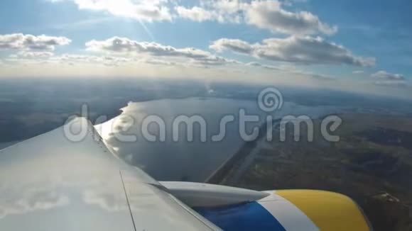 4K航空飞机视图降落飞机在机场飞行飞机阴影跑道飞行在云视频的预览图