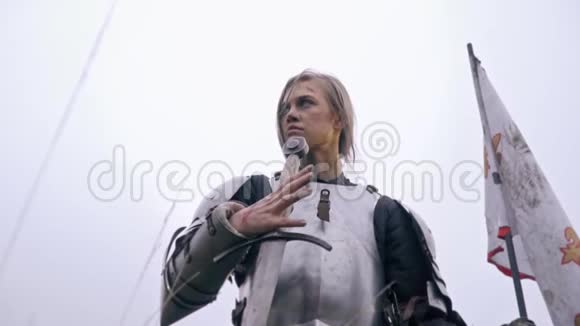 穿中世纪盔甲的女骑士抓住了剑视频的预览图