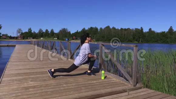 夏天在湖边锻炼腿的女人视频的预览图