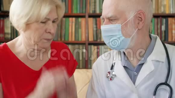 男性在职专业医生高级医生会诊病人咳嗽严重病人在家视频的预览图