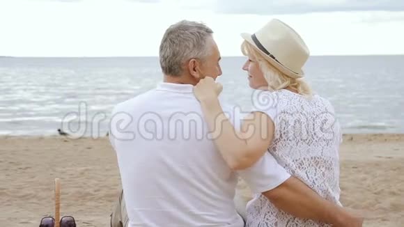 快乐成熟的女人和退休的男人拥抱在海边视频的预览图