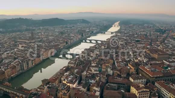 意大利佛罗伦萨阿尔诺河上空的一幅幅图片视频的预览图