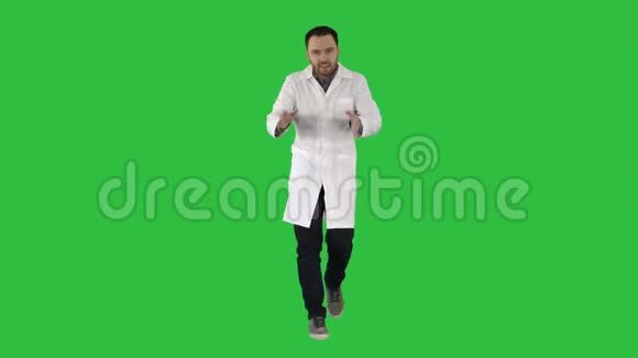 开朗的医生走路说话看着相机上的绿色屏幕铬键视频的预览图