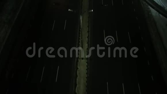 夜间高速公路沿路的空中射击大量交通视频的预览图