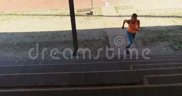 女子运动员在4k运动场地上练习舞步视频的预览图
