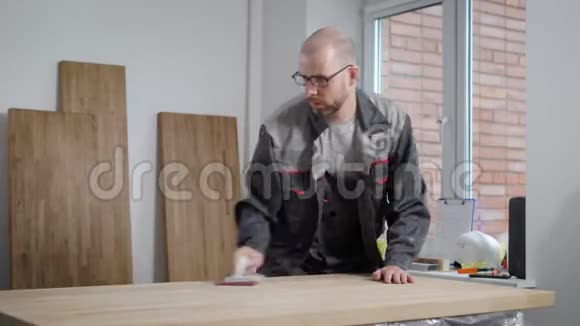 穿制服的人用手触摸新鲜的木制面板视频的预览图