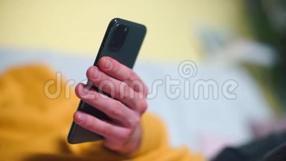 现代智能手机在男人手中的特写视频的预览图