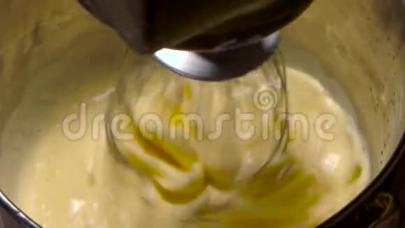在碗里吹着蛋黄和糖视频的预览图