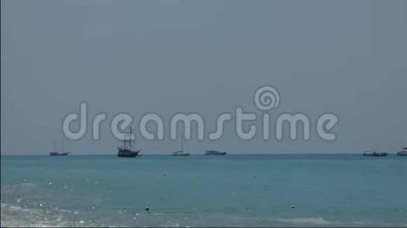 海盗船和一些在波浪上摇摆的船视频的预览图