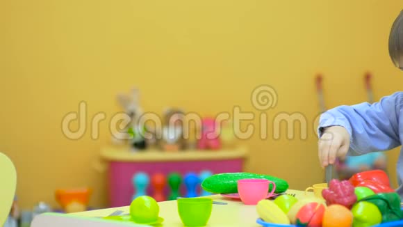 小孩在儿童房间里玩塑料玩具视频的预览图