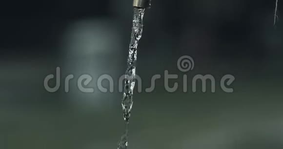 公共喷泉水龙头喷出水的旧视频视频的预览图