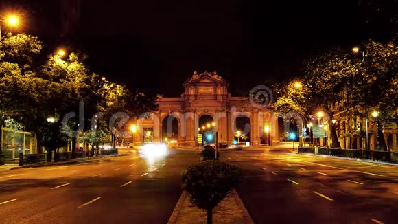 拉普埃塔德阿尔卡拉拱门的时间间隔西班牙马德里夜间交通视频的预览图