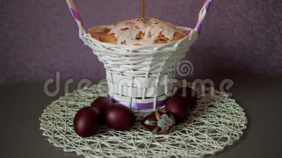 带蜡烛的节日复活节蛋糕酒篮和下面的几个彩蛋视频的预览图