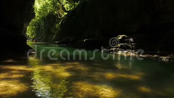 人们在天然峡谷的橡胶船上漂流美丽的河流在悬崖上视频的预览图