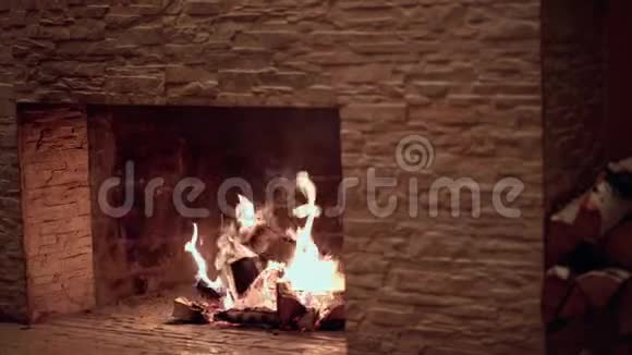 在家里的砖壁炉里生火视频的预览图