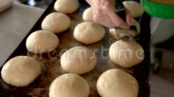 女面包师用蛋黄刷面团视频的预览图
