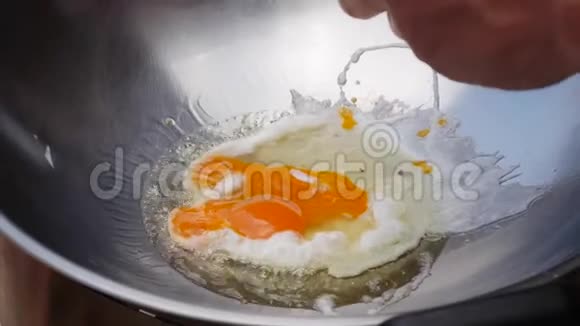 在炒锅里煮鸡蛋一步一步的烹饪垫泰国菜泰国菜特写镜头4k视频的预览图