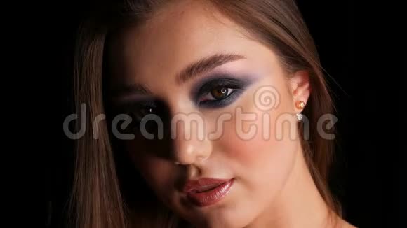性感温柔美丽的年轻模特留着长发蓝色的晚妆烟雾缭绕的眼睛摆在镜头前视频的预览图
