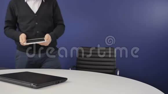 老板进来办公室打开笔记本电脑视频的预览图