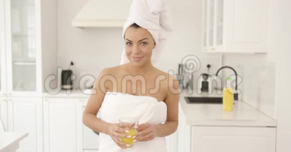 一杯果汁洗过澡的女孩视频的预览图