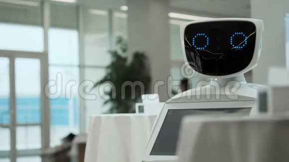 关闭机器人头部机器人的情感机器人看着摄像机对着人机器人现代机器人技术视频的预览图