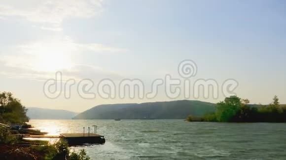 大浪大风的多瑙河景观视频的预览图