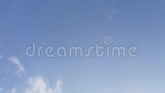 许多蓬松的小云漂浮在蓝天上视频的预览图