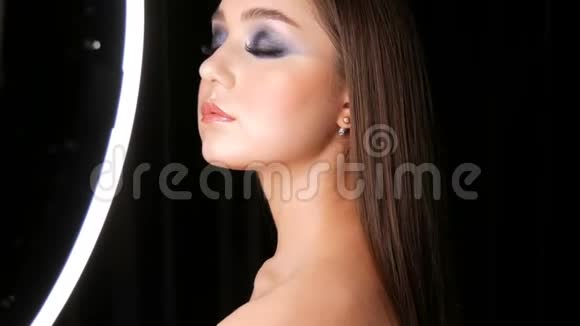 性感温柔美丽的年轻模特留着长发蓝色的晚妆烟雾缭绕的眼睛摆在镜头前视频的预览图
