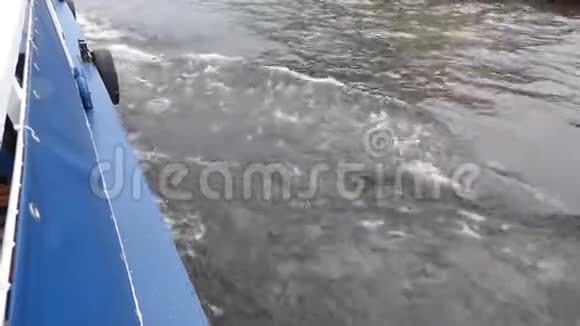 从河面上移动船板的景色视频的预览图