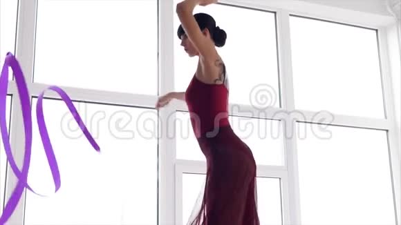 优雅的运动员在训练馆进行体操运动女士舞蹈视频的预览图