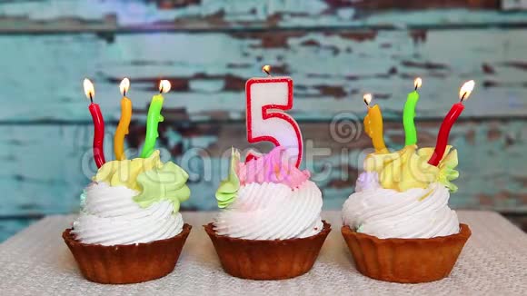 五岁生日快乐五号蜡烛在蛋糕上周年纪念视频的预览图