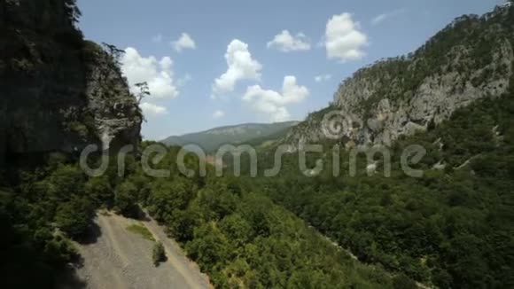 全景式的大自然美景黑山绿山绿树蓝天像意大利或克罗地亚视频的预览图