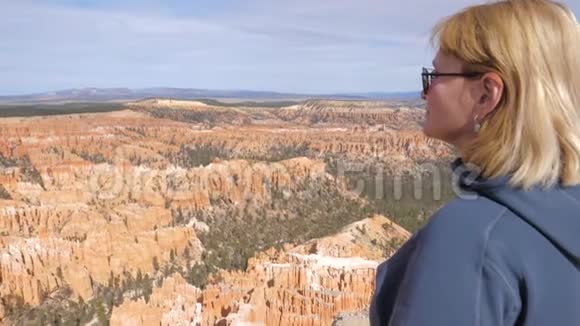 女人欣赏布莱斯峡谷的自然美视频的预览图