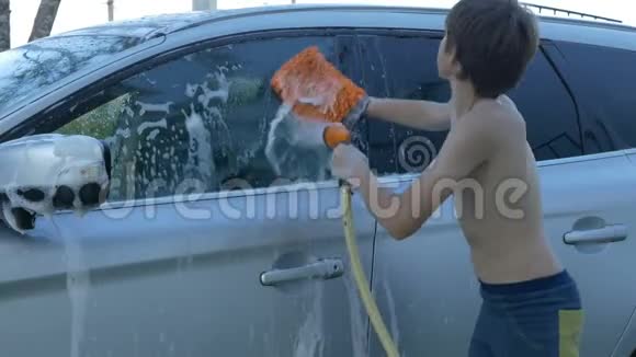 这个男孩正在给他父亲车洗澡对工作有帮助视频的预览图