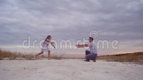 十几岁的女孩跳起来从她父亲的手上跑起玩得很开心慢动作视频的预览图