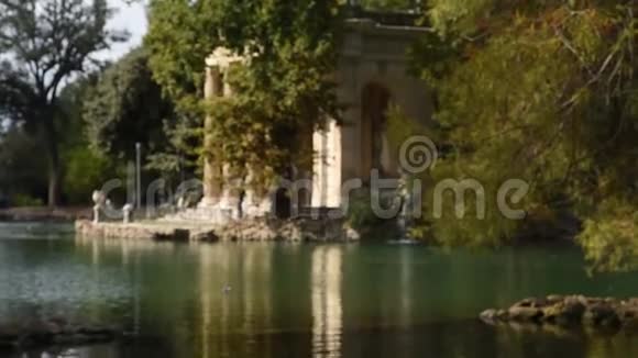比利亚博尔赫斯湖埃斯库拉皮乌斯庙视频的预览图