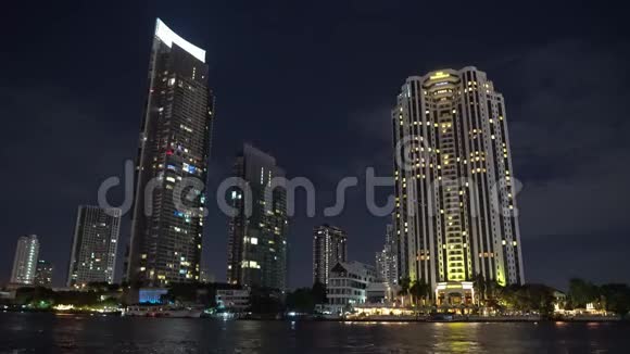江岸有写字楼的夜景都市商业区视频的预览图